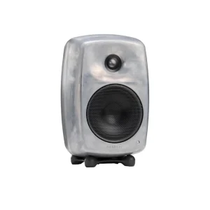 Genelec 8030C RAW nhôm tái chế không sơn: vân kim loại xám bạc, tweeter và woofer lưới đen, logo GENELEC dập nổi, Iso-Pod đen, nền trắng
