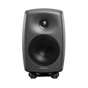 Genelec 8030C Polar White mặt trước thẳng: grille trắng, tweeter trong DCW, woofer lưới, chữ GENELEC xám, LED xanh lá, Iso-Pod trắng, nền trắng