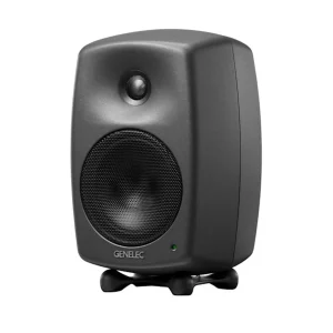 Genelec 8030C Polar White góc phải: thùng và Iso-Pod trắng, tweeter waveguide, woofer lưới, logo GENELEC