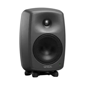 Genelec 8030C Polar White góc nghiêng: thùng MDE trắng mờ, grille trắng, waveguide tweeter, logo GENELEC xám, LED xanh lá, Iso-Pod trắng