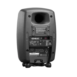 Genelec 8030C Polar White nhìn từ góc trái: cạnh thùng cong, mặt trước tweeter và woofer lưới trắng, Iso-Pod trắng, nền trắng