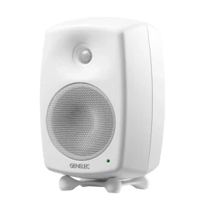 Genelec 8030C trắng CW góc ba phần tư nhẹ: MDE trắng, driver lưới trắng, logo GENELEC, Iso-Pod trắng