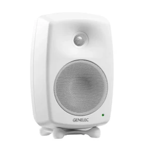 Genelec 8030C trắng góc ba phần tư: grille trắng, tweeter waveguide, logo GENELEC xám nhạt, LED, Iso-Pod trắng, nền trắng