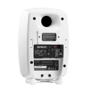 Mặt sau loa kiểm âm Genelec 8030C màu trắng: cổng thoát hơi, bảng DIP chỉnh phòng, núm độ nhạy, tem 8030C bi-amplified, nguồn IEC và XLR Analog In, Iso-Pod trắng, nền trắng studio