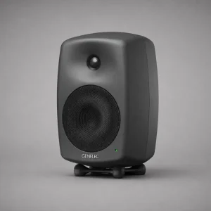 Genelec 8040B màu đen mờ góc ba phần tư trên nền đen: DCW™, woofer lưới, GENELEC trắng, LED xanh lá, Iso-Pod đen, ánh sáng định hướng