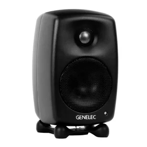 Genelec G One đen góc phải nền trắng: thùng MDE đen mờ, cụm driver và Iso-Pod, nhìn nghiêng chiều sâu loa