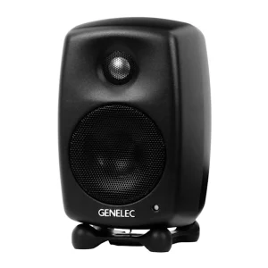 Genelec G One đen góc trái: mặt trước tweeter trong waveguide, woofer lưới, logo GENELEC, cạnh thùng bo cong, Iso-Pod đen, nền trắng