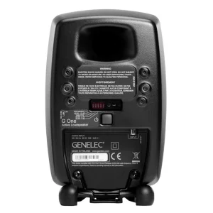 Genelec G One đen mờ: tweeter/woofer lưới đen, logo GENELEC trắng, Iso-Pod, nền sáng