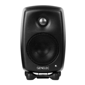 Genelec G One màu đen mờ mặt trước nền trắng: thùng MDE bo tròn, tweeter và woofer lưới kim loại đen, chữ GENELEC trắng, LED trạng thái, chân Iso-Pod bốn chấm cao su