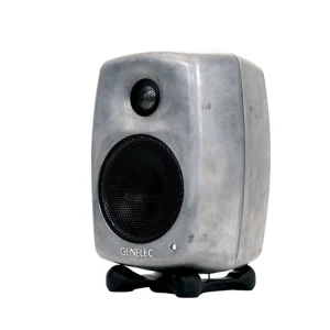 Genelec G One RAW góc ba phần tư nền trắng: thân nhôm thô xám, lưới driver đen, logo GENELEC, chân Iso-Pod, bo cong MDE