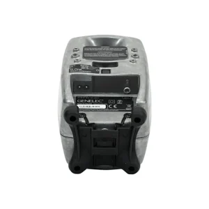 Genelec G One RAW nhìn khu vực đáy/mặt sau: cảnh báo điện, công tắc nguồn, hốc cắm nguồn dạng C8, jack RCA INPUT, tem kỹ thuật GENELEC Finland, Iso-Pod