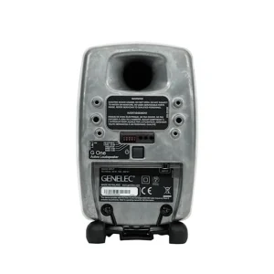 Mặt sau Genelec G One RAW nhôm: lỗ thông hơi tròn, bốn lỗ bắt ốc, nhãn cảnh báo, hàng DIP chỉnh ISS/LEVEL/TABLETOP/BASS, chữ G One Active Loudspeaker, tem GENELEC Made in Finland, Iso-Pod đen