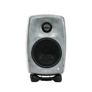 Genelec G One phiên bản RAW: mặt trước nhôm đúc không sơn vân kim loại xám, tweeter và woofer lưới đen, logo GENELEC, LED, Iso-Pod đen, nền trắng