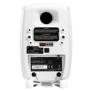 Genelec G One màu trắng: mặt trước tweeter và woofer lưới trắng, logo GENELEC, Iso-Pod trắng, nền sáng studio