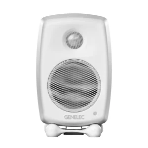 Genelec G One màu trắng mặt trước nền trắng: tweeter và woofer lưới trắng, logo GENELEC xám nhạt, LED nhỏ, chân Iso-Pod trắng, thùng cong MDE