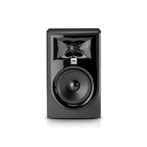 Loa kiểm âm JBL 305P MkII màu đen nhìn góc chéo: waveguide bóng loáng, woofer 5 inch, logo JBL, thùng loa phủ sơn mờ đứng trên nền trắng với bóng đổ nhẹ.