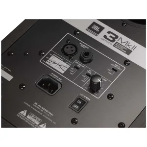 Mặt sau loa JBL 305P MkII phóng to cụm kết nối: cổng XLR, TRS, công tắc Boundary EQ, núm HF Trim và Volume, công tắc nguồn, ổ cắm nguồn AC cùng logo JBL 3 Series MkII.