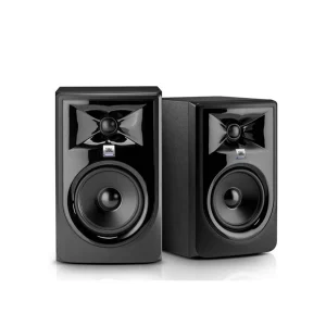 Cặp loa kiểm âm JBL 306P MkII đặt trên nền trắng: một loa chính diện, một loa xoay góc, waveguide bóng và woofer 6,5 inch, thùng loa đen mờ.