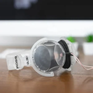 Tai nghe Koss CL-20i nhựa trong suốt đặt cạnh màn hình, thiết kế on-ear gọn nhẹ