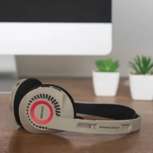 Tai nghe Koss KPH30 Wireless màu beige trên bàn gỗ, viền đỏ logo KOSS và nút điều khiển trên chụp tai