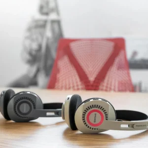Hai tai nghe Koss KPH30 Wireless màu beige và xám đặt trên bàn gỗ, thiết kế on-ear open-back