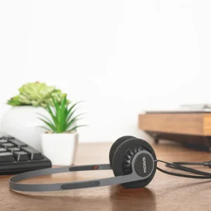 Tai nghe Koss KPH40 Utility Black trên bàn gỗ, headband mỏng và chụp tai foam đen