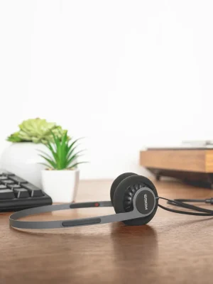 Tai nghe Koss KPH40 Utility Black trên bàn gỗ, headband mỏng và chụp tai foam đen