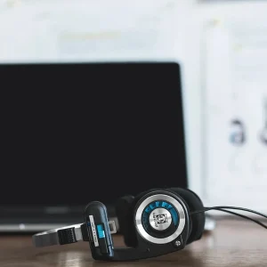 Koss Porta Pro Mic/Remote trên bàn gỗ, viền xanh ComfortZone và logo porta pro