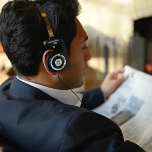 Người dùng đeo Koss Porta Pro Mic/Remote khi đọc báo, thiết kế on-ear cổ điển