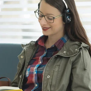 Người dùng đeo Koss Porta Pro Mic/Remote khi đọc sách, headband kim loại và cáp có mic