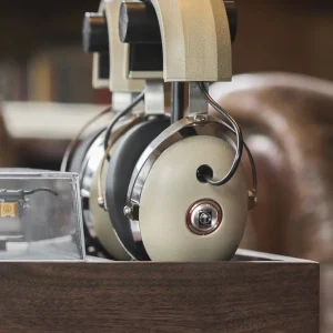 Tai nghe Koss PRO4AA đặt cạnh mâm đĩa than, phong cách nghe nhạc vinyl tại nhà