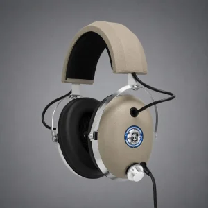 Tai nghe Koss PRO4AA trên nền xám, over-ear đệm đen dày và khung kim loại bạc