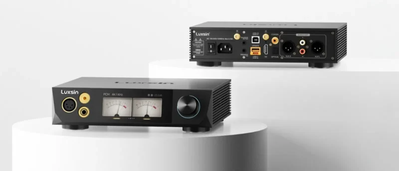 Hai góc Luxsin X8: mặt trước đồng hồ VU, cổng XLR/6,35/4,4 mm và volume; mặt sau USB coax quang IIS XLR RCA nguồn, trên chân đế trắng