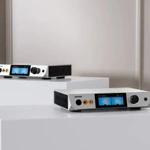 Hai thiết bị Luxsin X9 màu bạc trên bệ trắng, màn hình VU meter PCM 48 kHz và cổng tai nghe