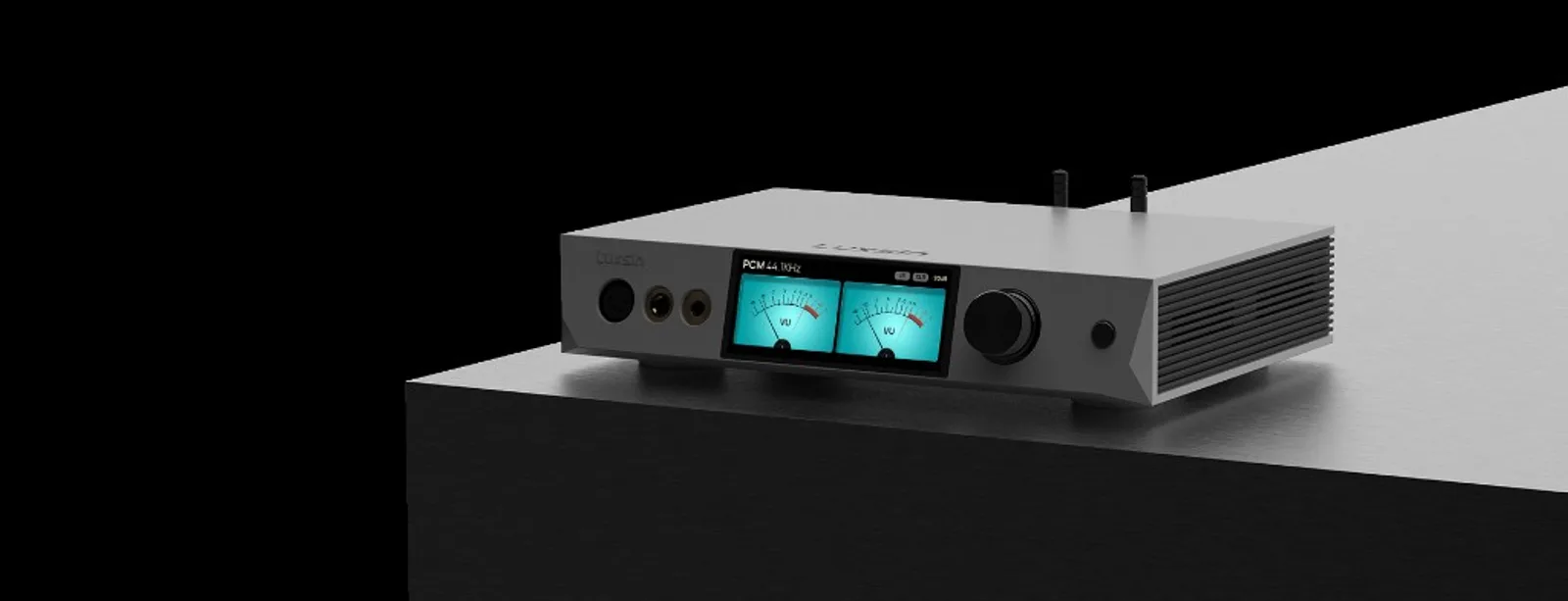 Luxsin X9 màu bạc với màn VU meter PCM 44.1 kHz, anten không dây và cổng tai nghe mặt trước