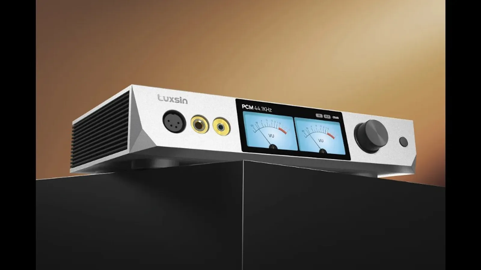Mặt trước Luxsin X9 màu bạc với màn hình VU meter kép xanh, cổng XLR 4-pin, 6,35 mm, 3,5 mm và núm volume