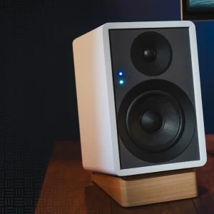 Cặp loa Onkyo Creator GX-10DB trắng trên nền đen, lưới xám và đế gỗ, góc nhìn từ trên