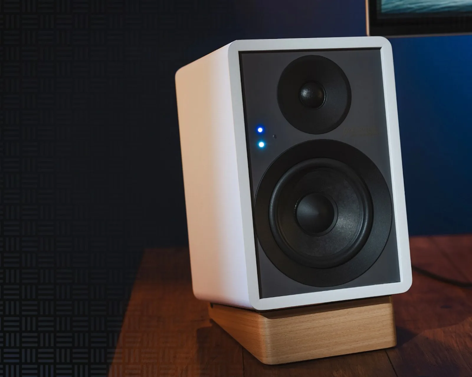 Cặp loa Onkyo Creator GX-10DB trắng trên nền đen, lưới xám và đế gỗ, góc nhìn từ trên