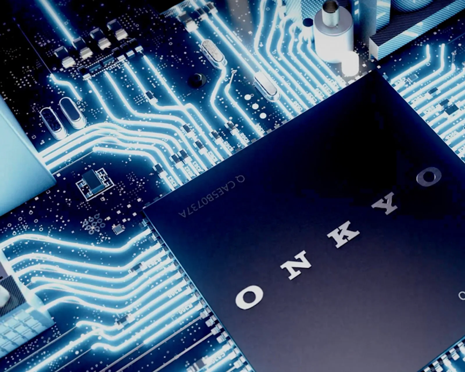 Chip ONKYO trên PCB với mạch in phát sáng xanh, minh họa công nghệ bên trong loa Creator