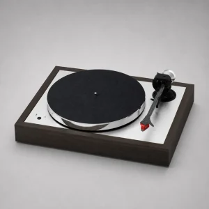 Mâm đĩa than Pro-Ject Classic EVO: khung gỗ tối hình chữ nhật, mặt nhôm bạc, platter nhôm viền bạc với nỉ đen, tay cần thẳng đen đầu kim đỏ, nút nguồn và chọn tốc độ bên trái, nền xám studio