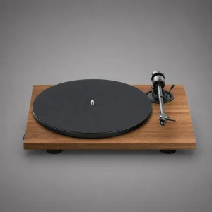 Mâm than Pro-ject E1.2 đế gỗ tự nhiên, mâm đen và cần đĩa đen trên nền xám