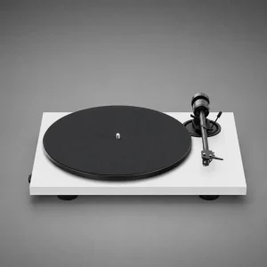 Mâm than Pro-ject E1.2 đế trắng tối giản, mâm đen và cần đĩa đen trên nền xám