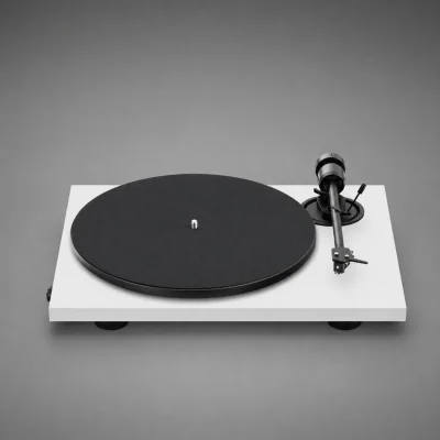 Mâm than Pro-ject E1.2 đế trắng tối giản, mâm đen và cần đĩa đen trên nền xám