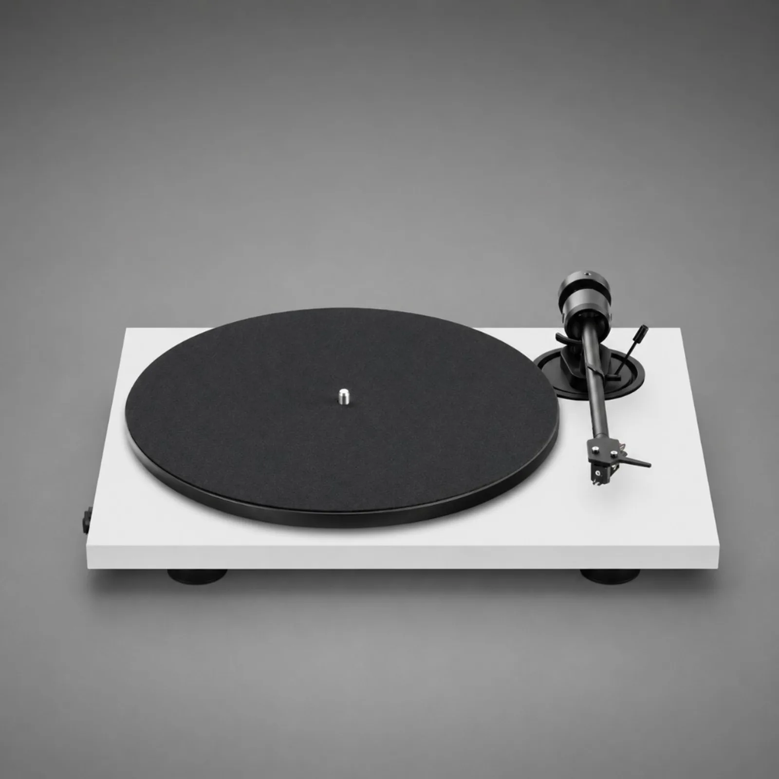 Mâm than Pro-ject E1.2 đế trắng tối giản, mâm đen và cần đĩa đen trên nền xám