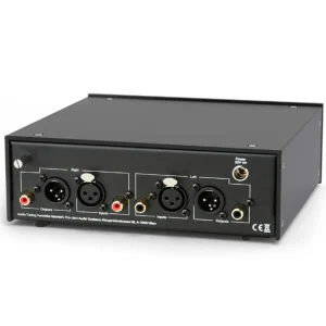 Mặt sau Pro-Ject Phono Box RS2 màu đen: hai vùng Right/Left với RCA và XLR in/out, cọc mass vặn ren, jack nguồn DC 20V, chữ Pro-Ject Audio Systems Wien và ký hiệu CE