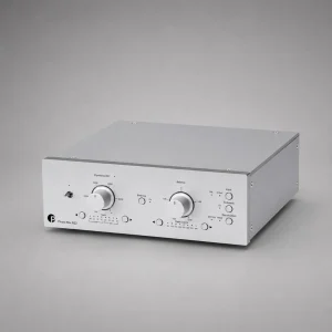 Pro-Ject Phono Box RS2 màu bạc xước: công tắc nguồn, núm Impedance MC 10–1000 Ω, hàng LED chọn gain MM/MC, núm Balance, chọn điện dung, nút Input Bal/Unbal, Subsonic, Equalization RIAA/DECCA; logo P và chữ Phono Box RS2