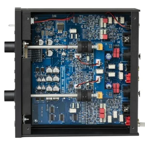 Nhìn từ trên xuống bên trong Pro-Ject Phono Box RS2: mạch in màu xanh đậm chữ Phono Box RS2, tụ điện, IC, dây đỏ đen, trục nối núm mặt trước; mép khung đen và cổng XLR/RCA phía sau