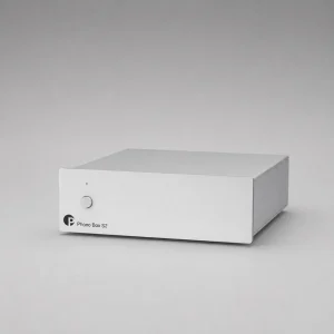 Pro-Ject Phono Box S2: hộp phono preamp vỏ nhôm bạc, mặt trước tối giản với nút tròn, đèn báo nhỏ và logo Pro-Ject, nền xám studio