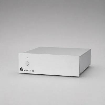 Pro-Ject Phono Box S2: hộp phono preamp vỏ nhôm bạc, mặt trước tối giản với nút tròn, đèn báo nhỏ và logo Pro-Ject, nền xám studio