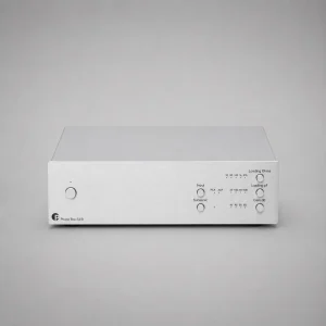 Pro-Ject Phono Box S3 B: phono preamp balanced MM/MC vỏ nhôm bạc, mặt trước có nút nguồn và các núm chỉnh loading ohms/pF, gain dB, công tắc input RCA/XLR và subsonic, nền xám studio